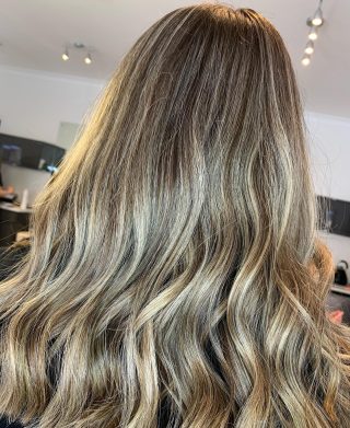 Root drag with face framing highlights 💫 

Colour&Cut by @charlotte_louise_hair 

#hairdressing #lorealprofessionnel #rootdrag #balayage #hair #nowichsalon #fghsaloncoltishall